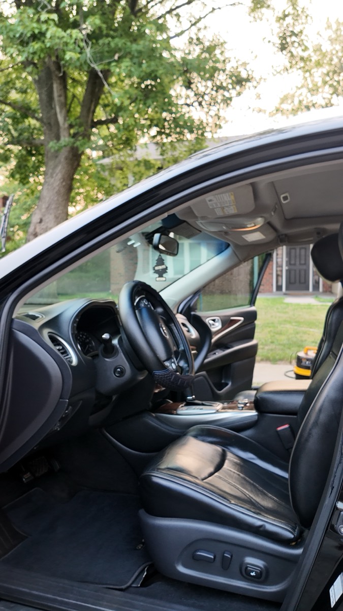 Conditioned leather seats and cleaned dash in an Infiniti QX60
